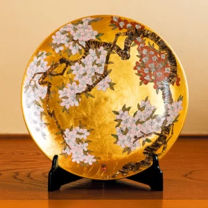 有田焼琥山窯主　小野達郎作　金欄手飾り絵皿『桜』木製皿立てつき